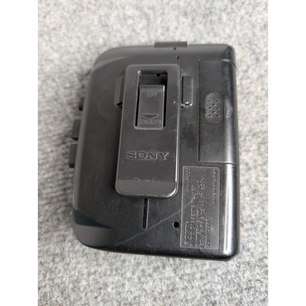 Sony Walkman FM/AM WM-FX103 Radio Cassette Player Mega Base Anti-Rolling Black - Picture 10 of 12